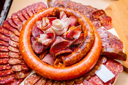 97997237-decorated-roasted-sausages-with-chopped-smoked-meat-are-exposed-on-traditional-sausage-tournament-.jpg.b6c5d8c2be4316273b7a313aa245cd5e.jpg
