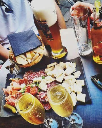 planchette-apero-mixte.jpg.cd707b478023de7cb4dd6b6a3a240a2e.jpg