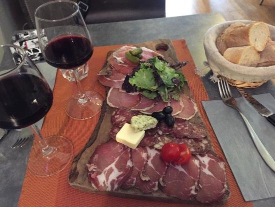 planche-charcuterie-et.jpg.7e6264c55a4fe1b76fc200b4d3095961.jpg