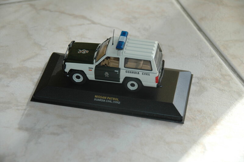 baroud blanc miniature police.jpg