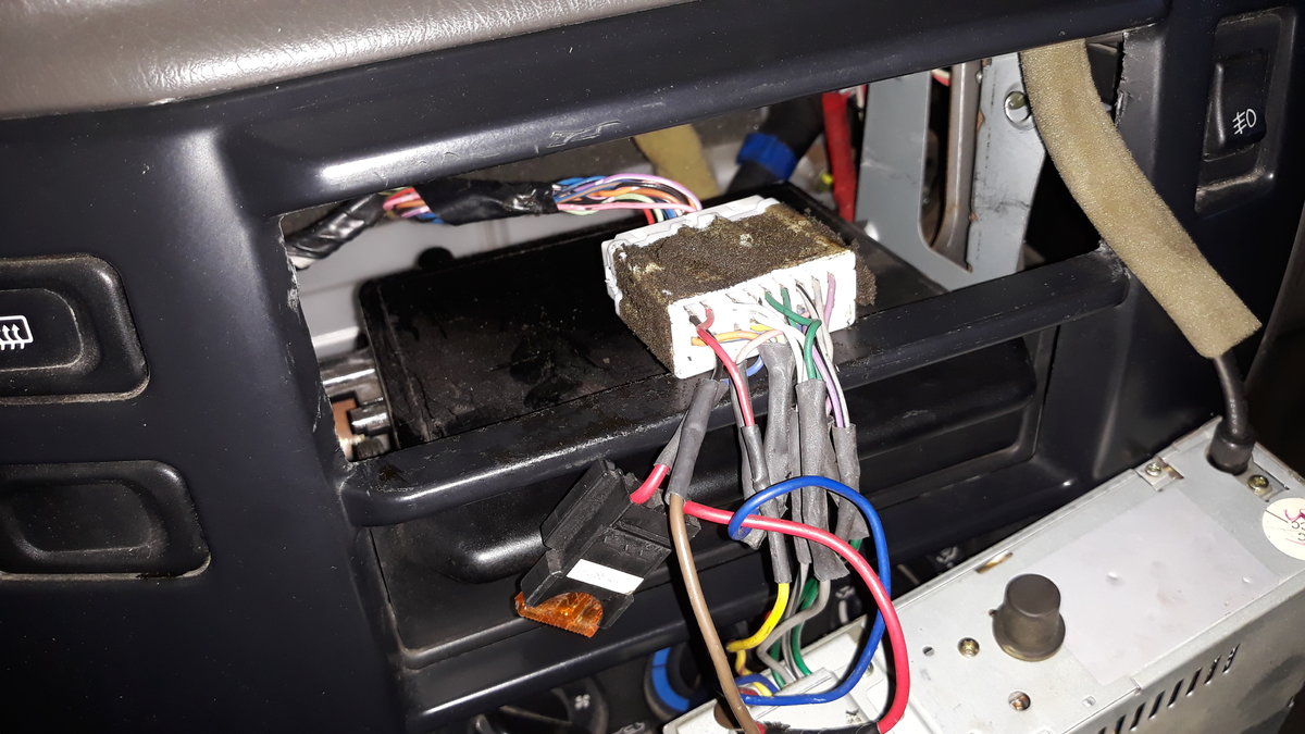 Y61 : Autoradio connectique.